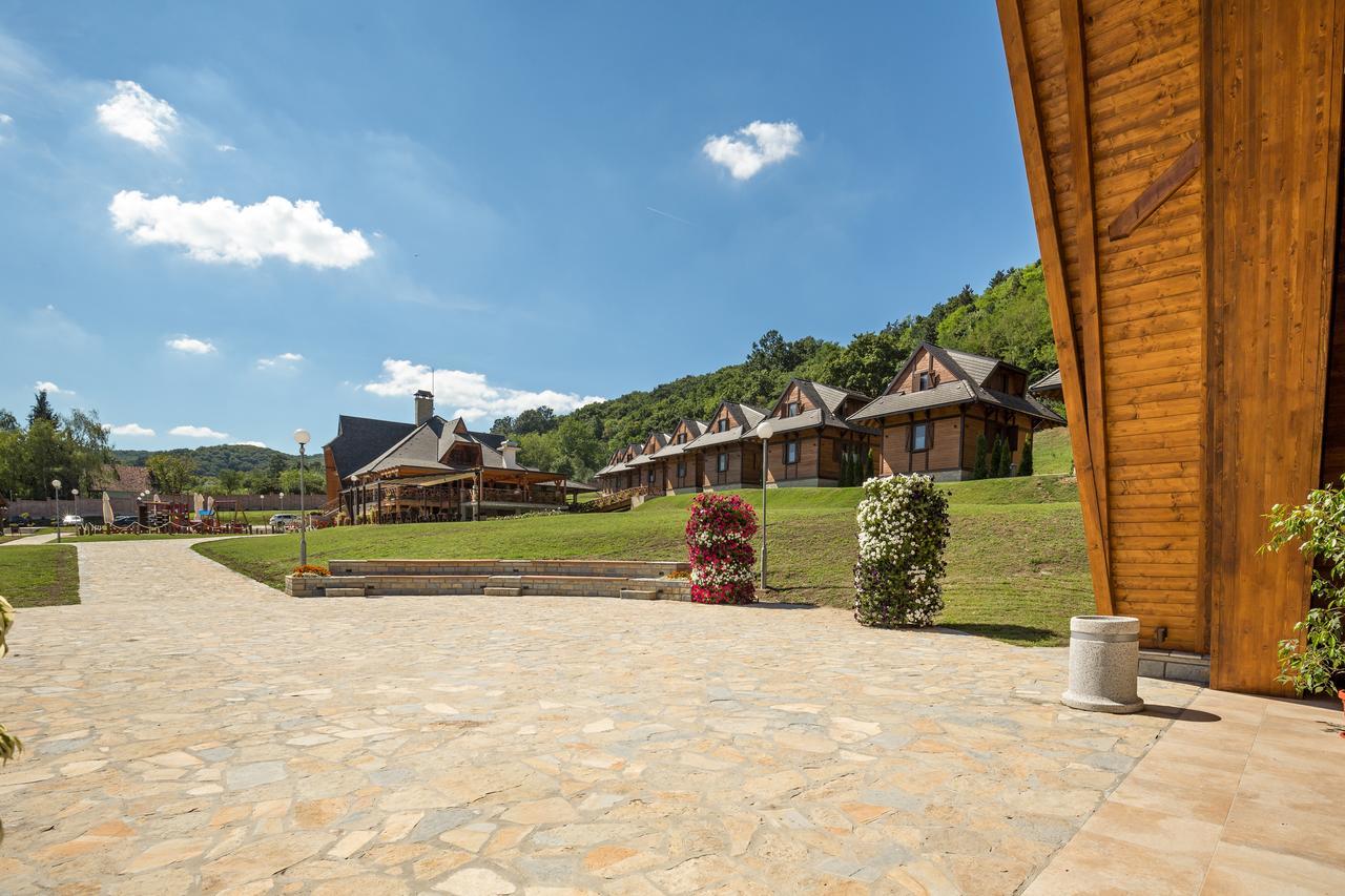 Etno Naselje Vrdnicka Kula Bed and Breakfast Vrdnik Esterno foto