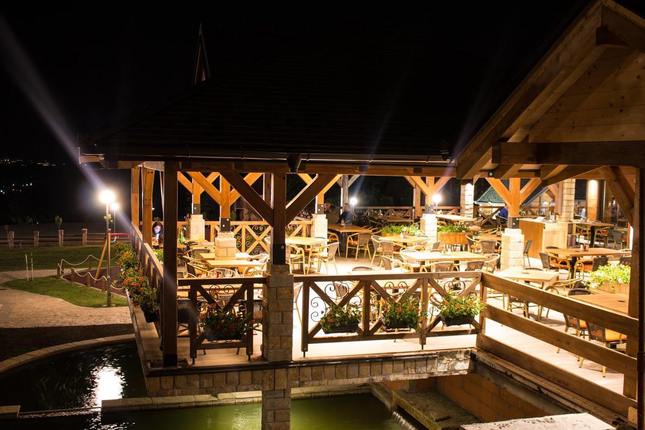 Etno Naselje Vrdnicka Kula Bed and Breakfast Vrdnik Esterno foto