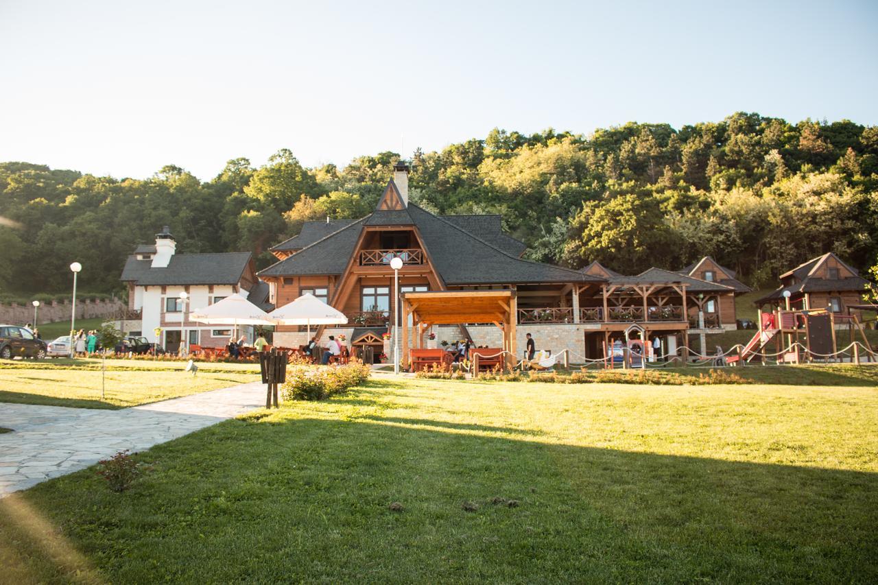 Etno Naselje Vrdnicka Kula Bed and Breakfast Vrdnik Esterno foto